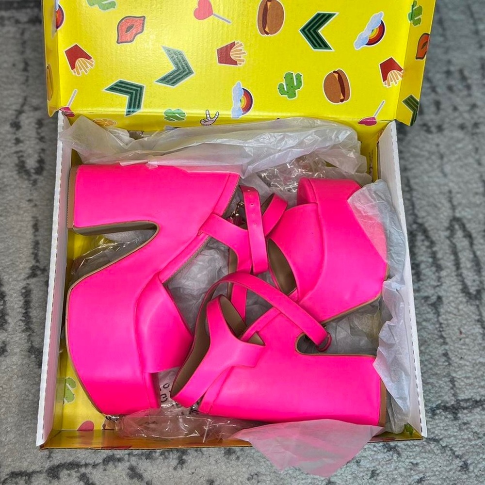 Fuchsia Taga Platform heels by Lemon Drop by Privileged
Size 5.5